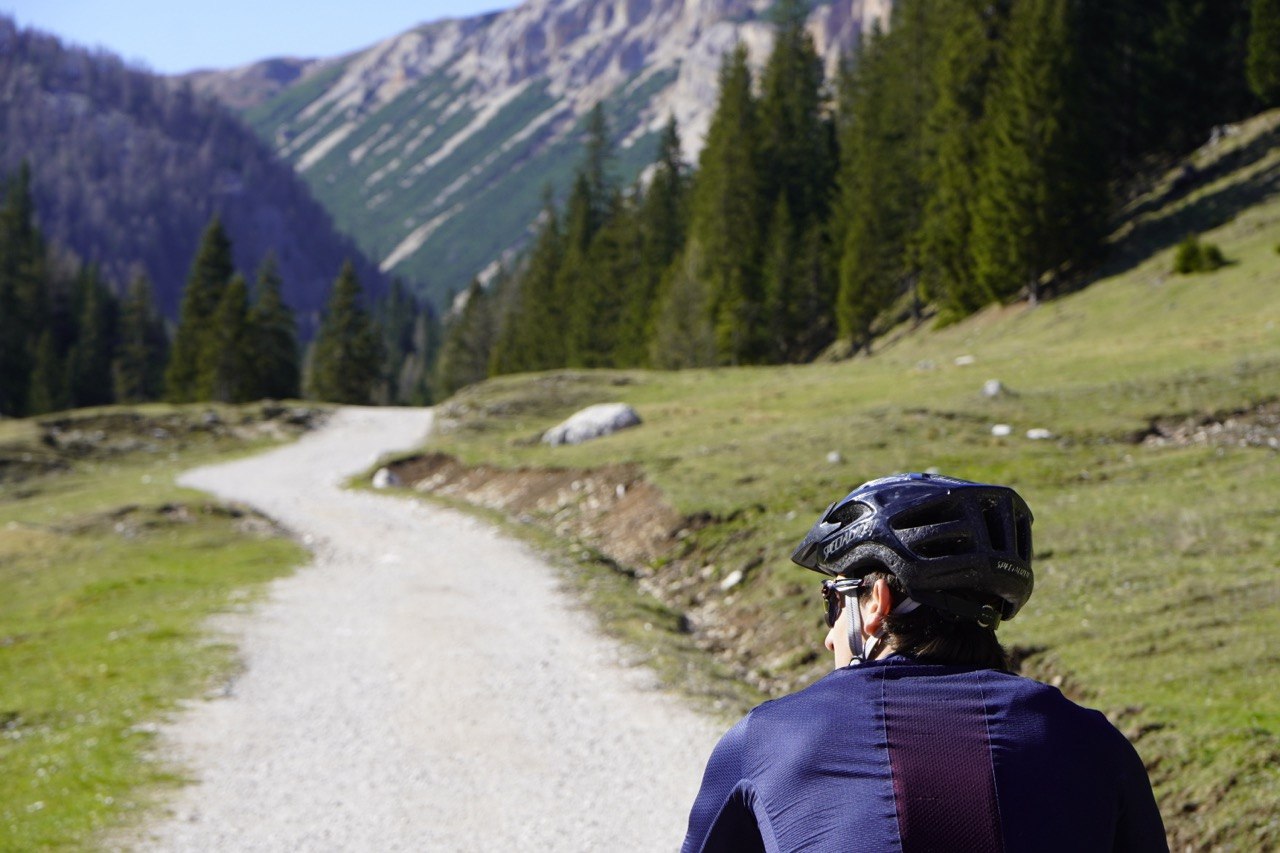 Mountain bike su sentiero panoramico a Cortina d'Ampezzo