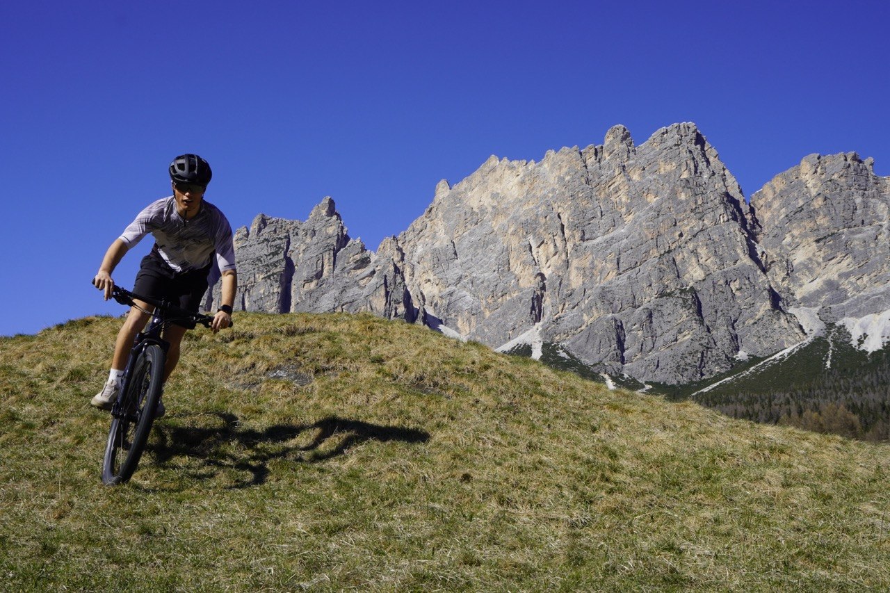 Gruppo in mountain bike davanti alle Dolomiti